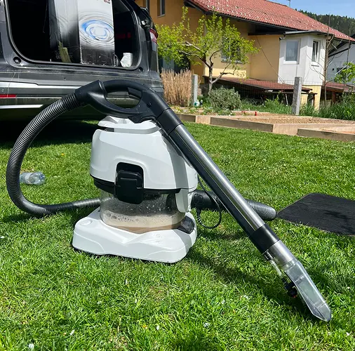Sesalnik za globinsko čiščenje in sesanje umazanije, primeren za čiščenje notranjosti vozil.