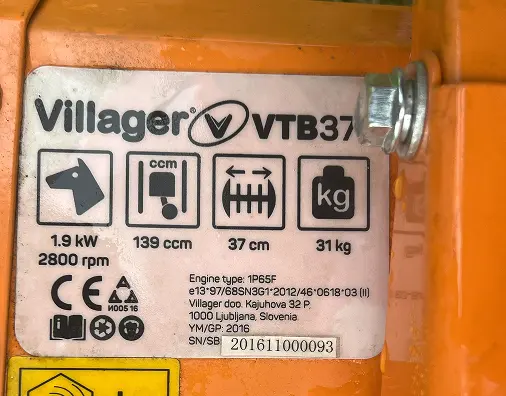 Tipska ploščica motornega kultivatorja Villager VTB 37 s tehničnimi podatki.