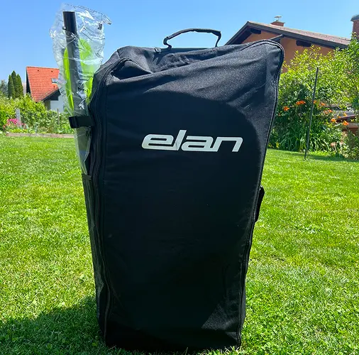 Transportna torba za SUP desko Elan, postavljena na travnati površini.